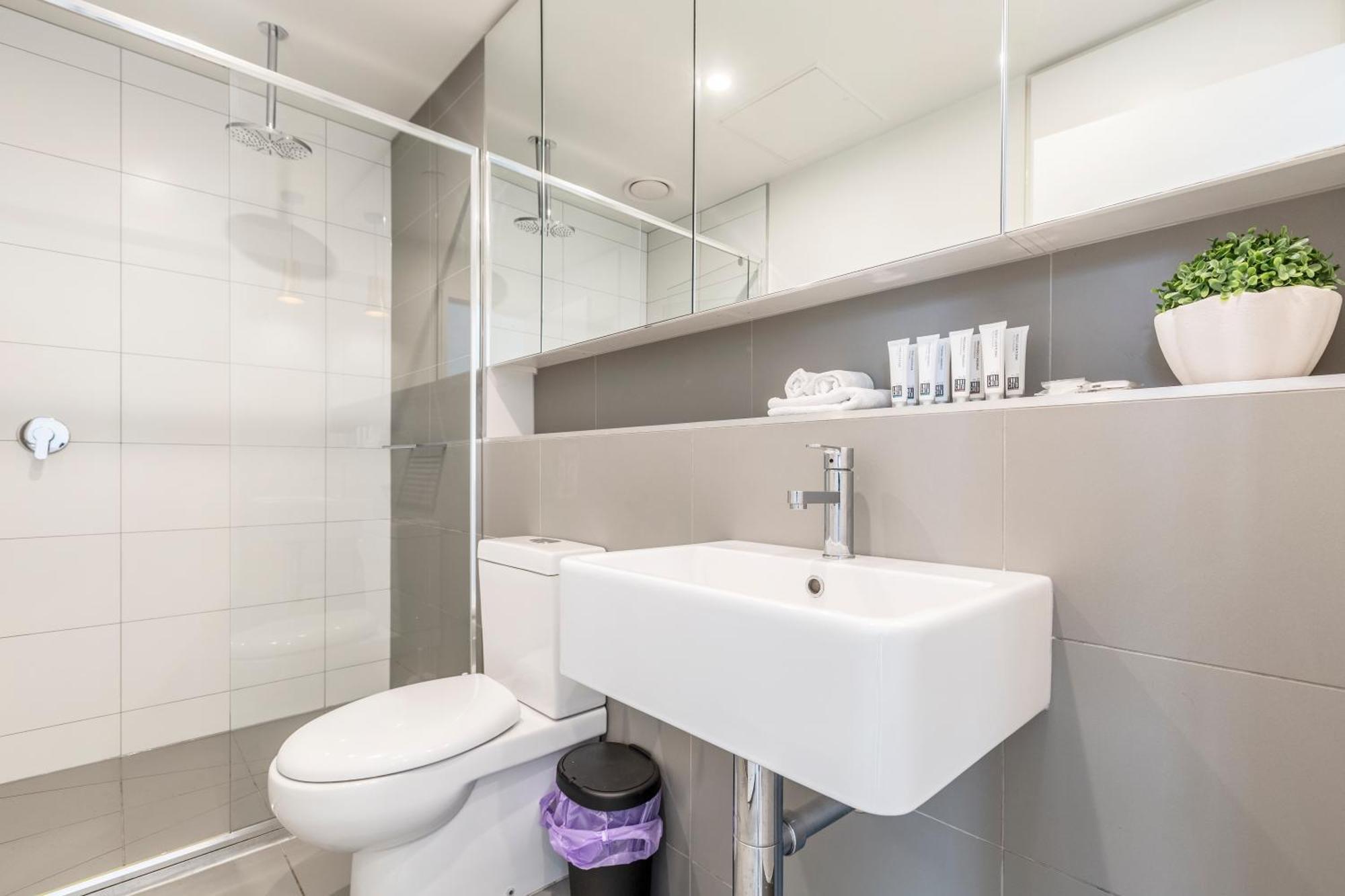 Sunny & Stylish W Stunning Views & 65 Inches Tv Apartment