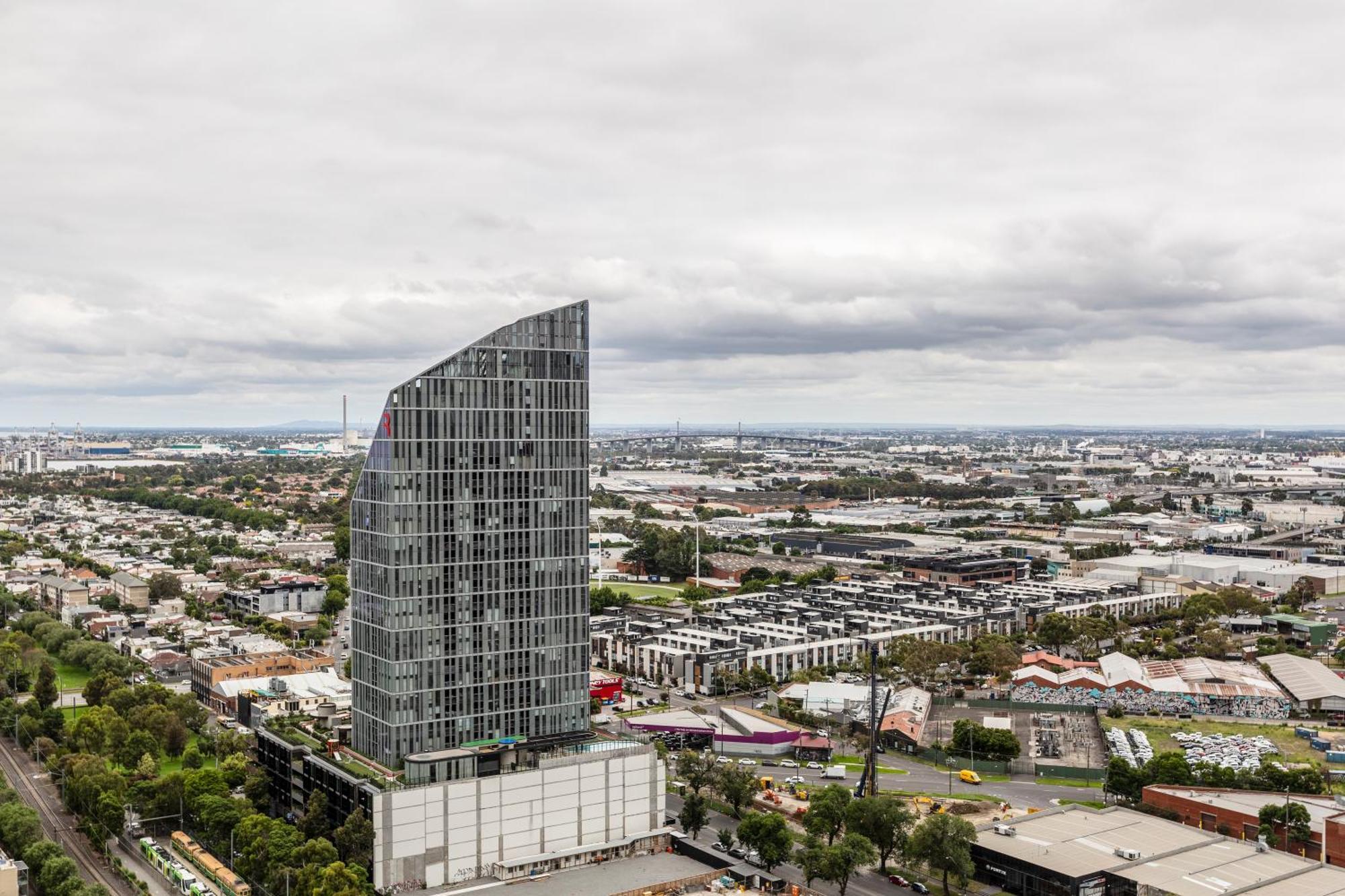 Sunny & Stylish W Stunning Views & 65 Inches Tv Apartment *