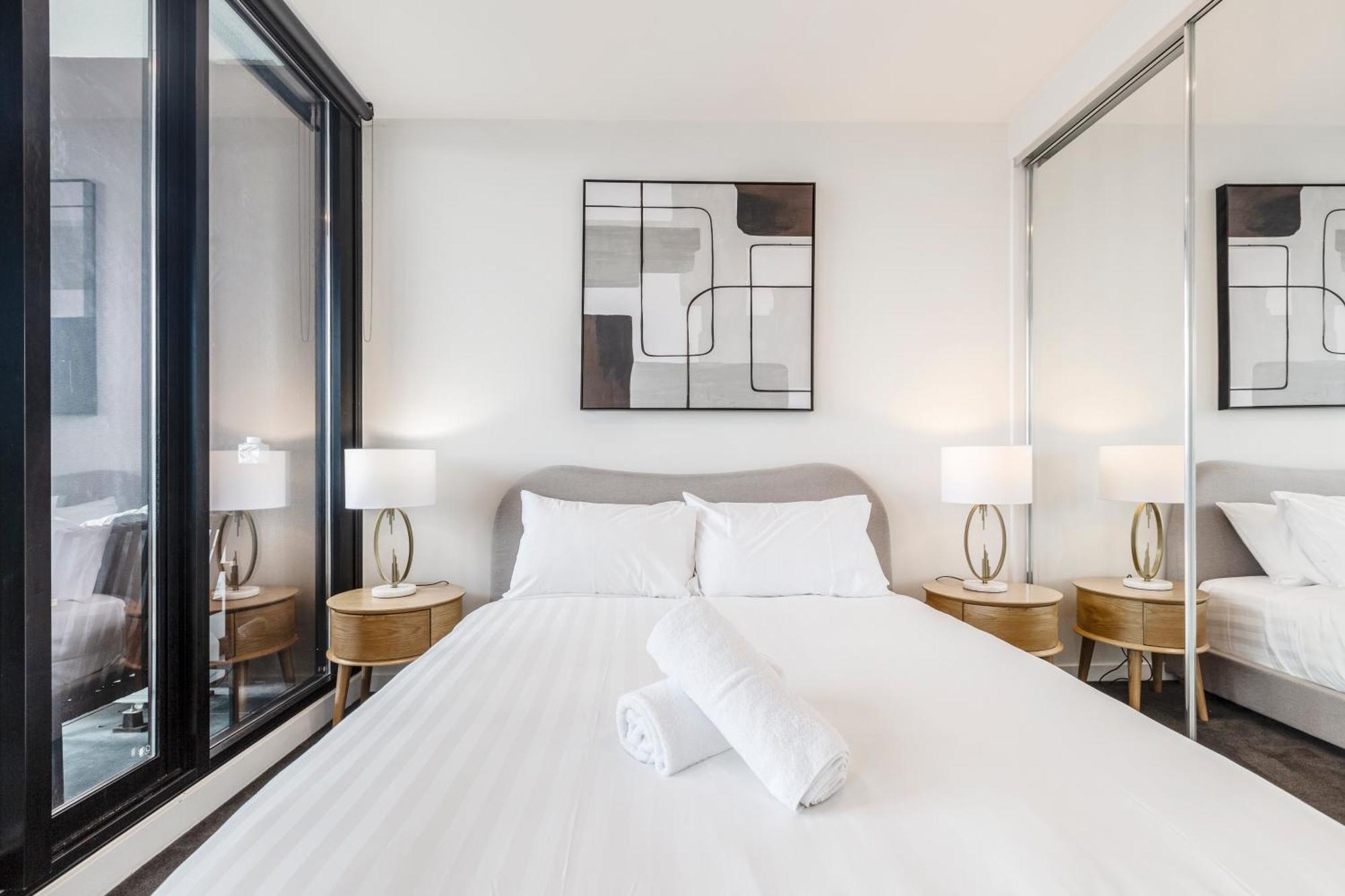 Sunny & Stylish W Stunning Views & 65 Inches Tv Apartment Melbourne
