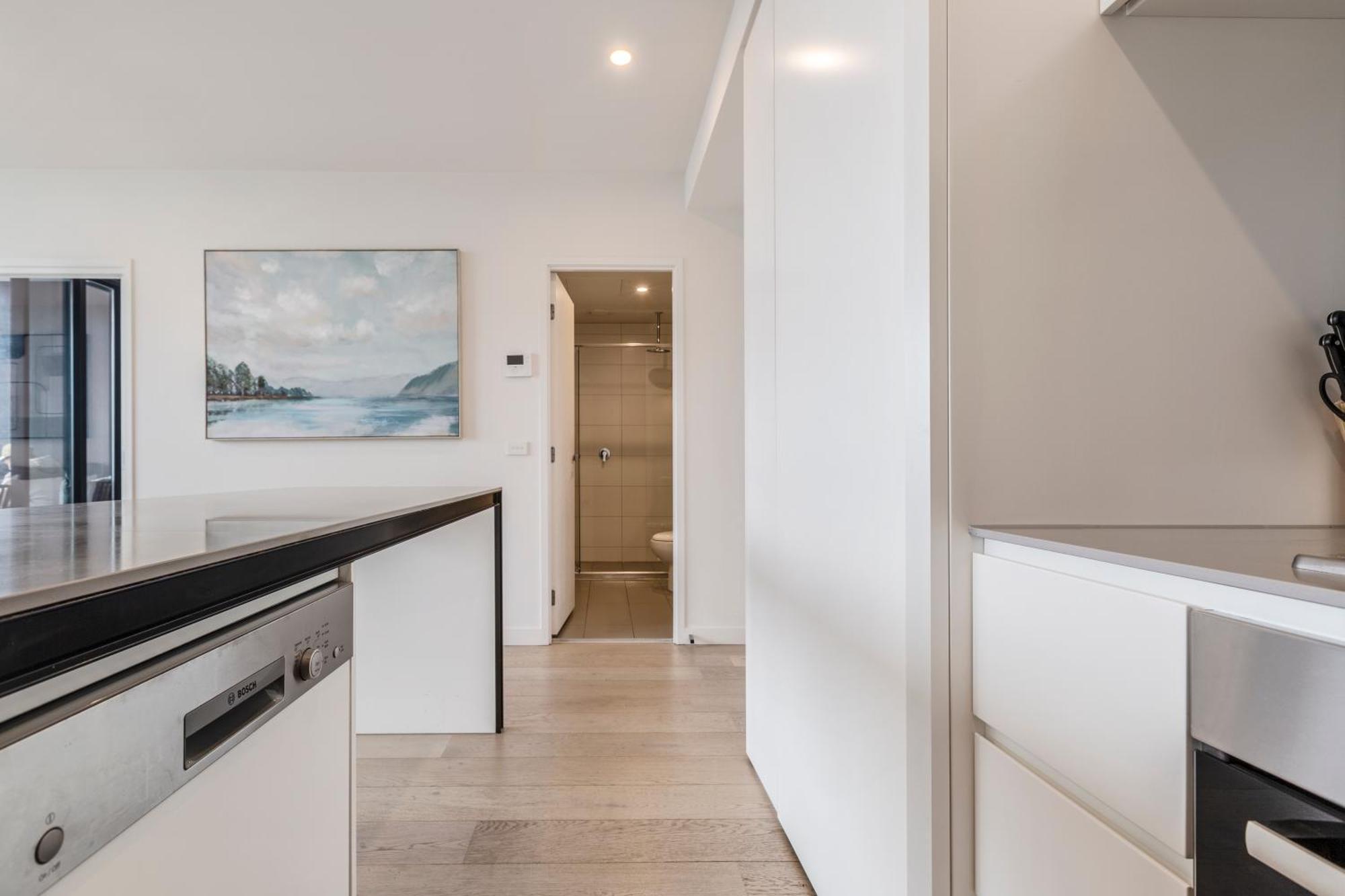 Sunny & Stylish W Stunning Views & 65 Inches Tv *