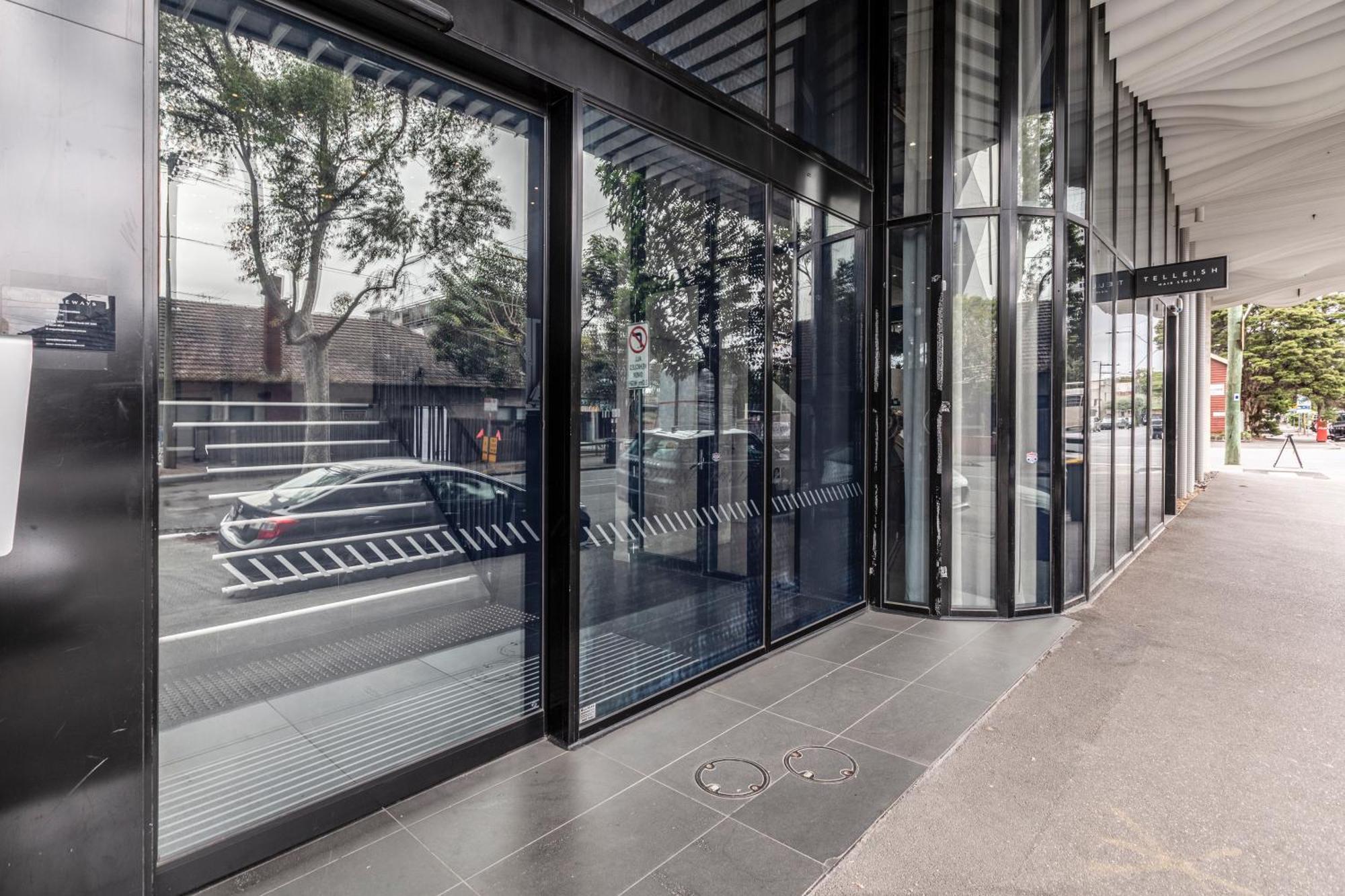 Sunny & Stylish W Stunning Views & 65 Inches Tv Apartment
