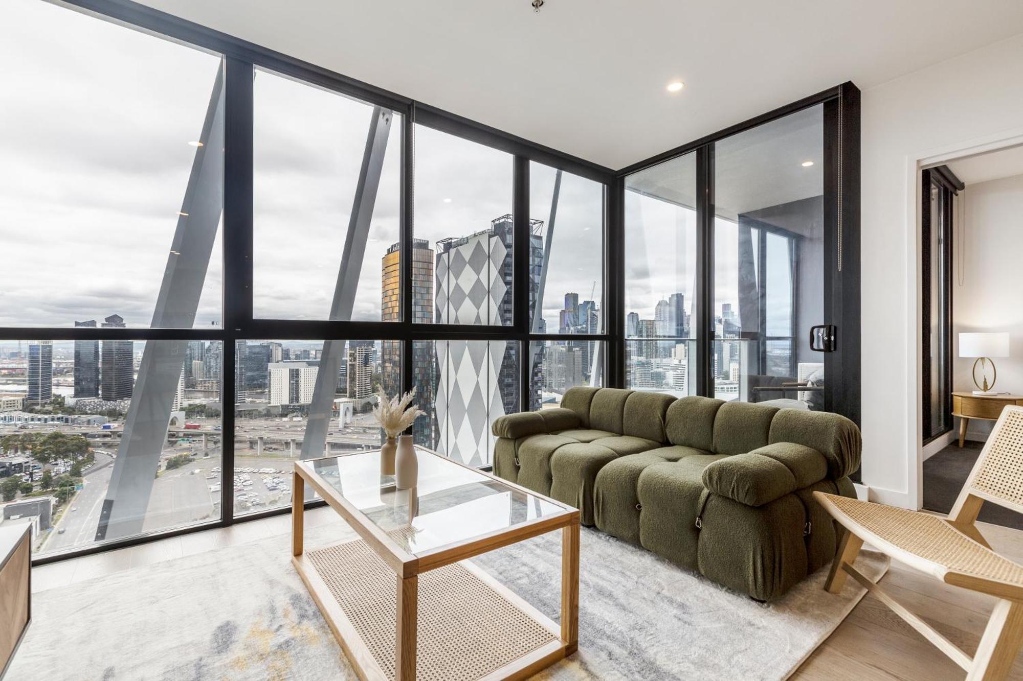 Sunny & Stylish W Stunning Views & 65 Inches Tv Apartment Melbourne