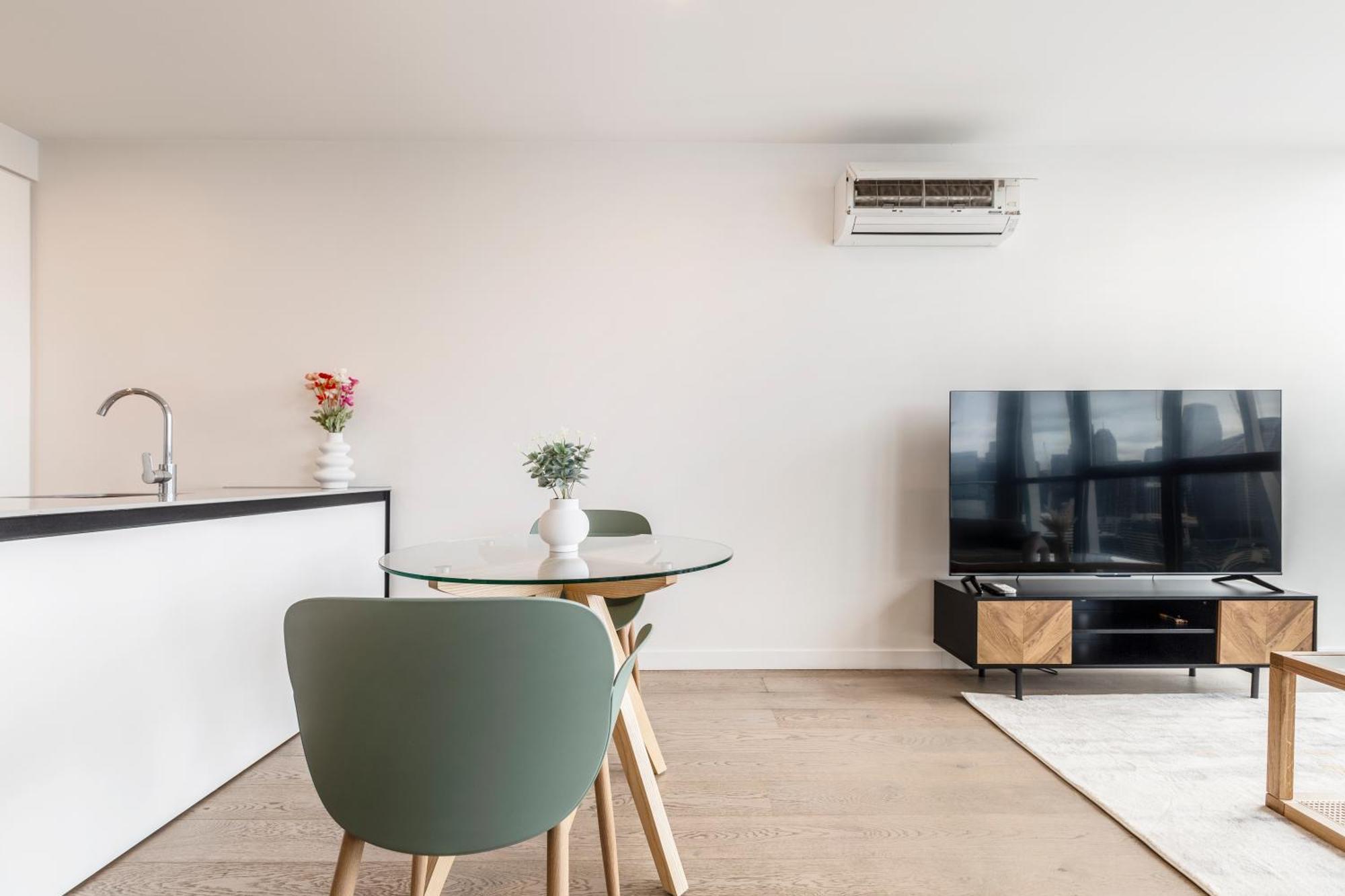 Sunny & Stylish W Stunning Views & 65 Inches Tv Melbourne