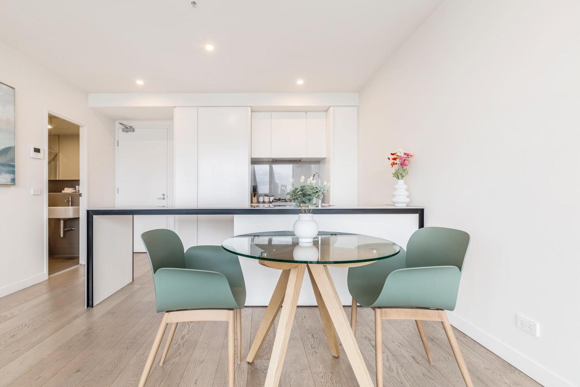 Sunny & Stylish W Stunning Views & 65 Inches Tv