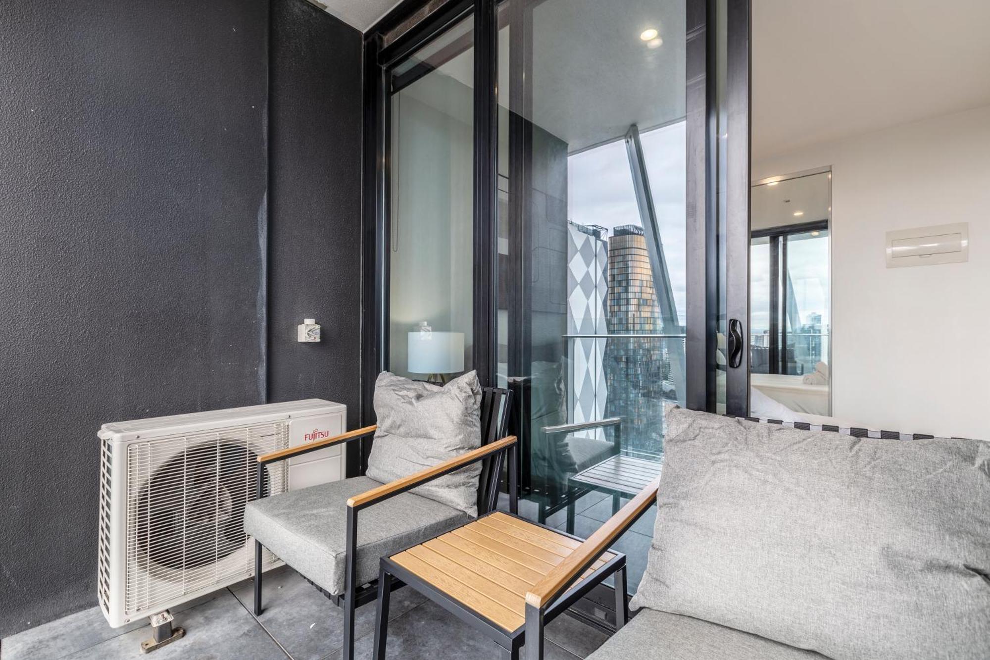 Apartment Sunny & Stylish W Stunning Views & 65 Inches Tv