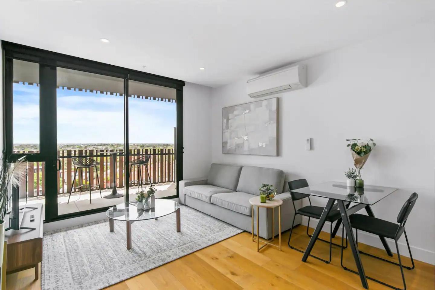 Charm Located In The Heart Of Ivanhoe Apartment *