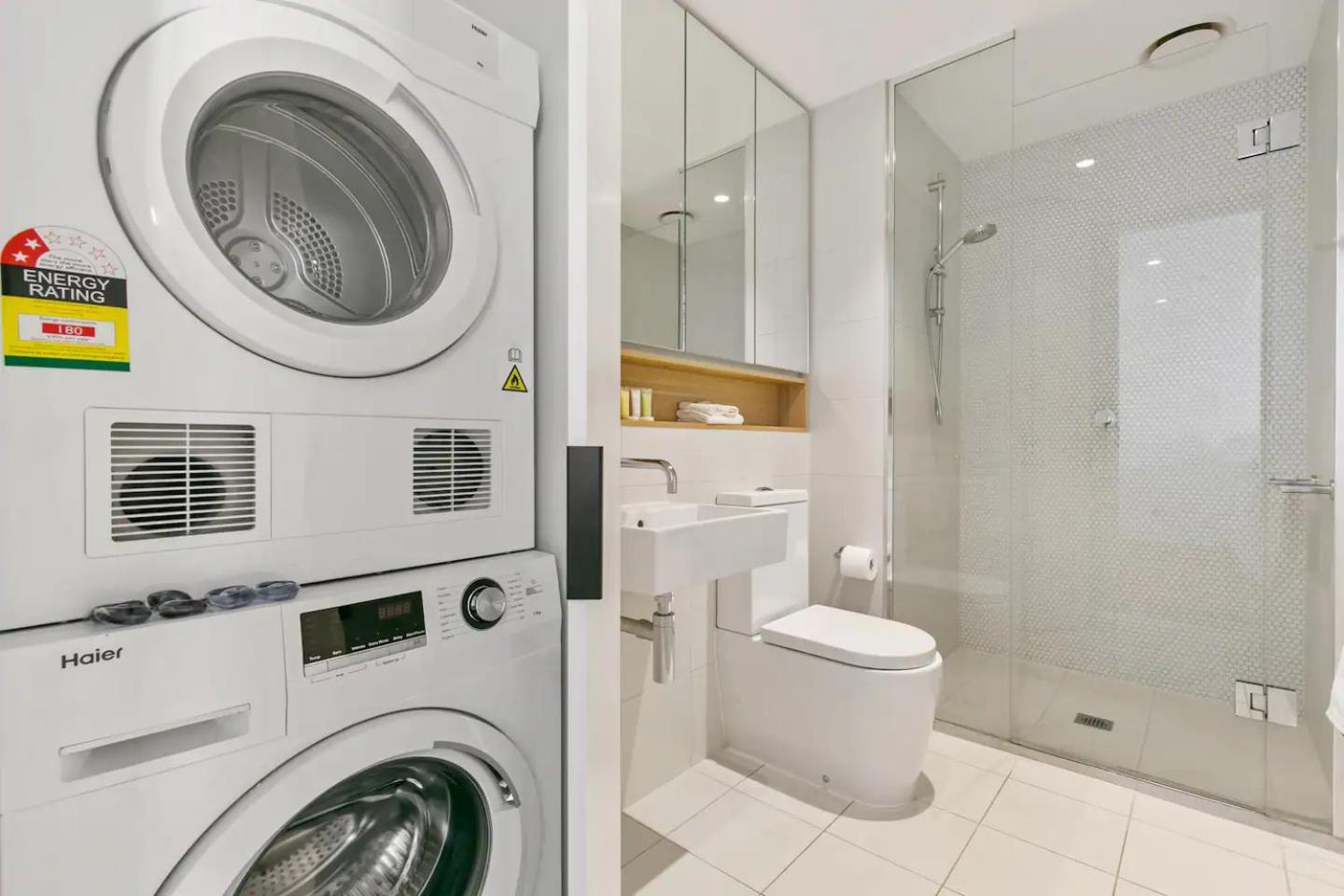 Apartment Charm Located In The Heart Of Ivanhoe *