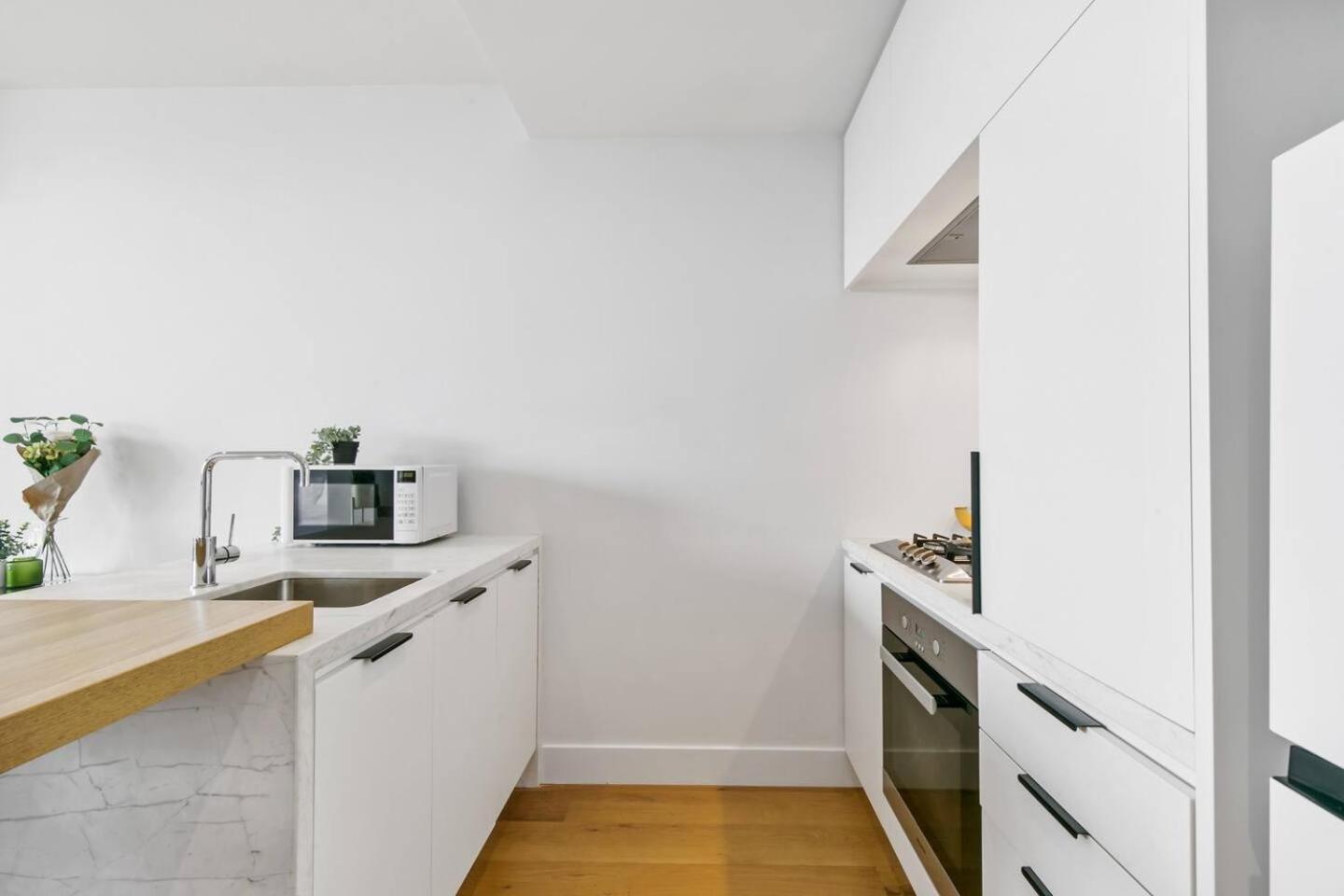 Apartment Charm Located In The Heart Of Ivanhoe