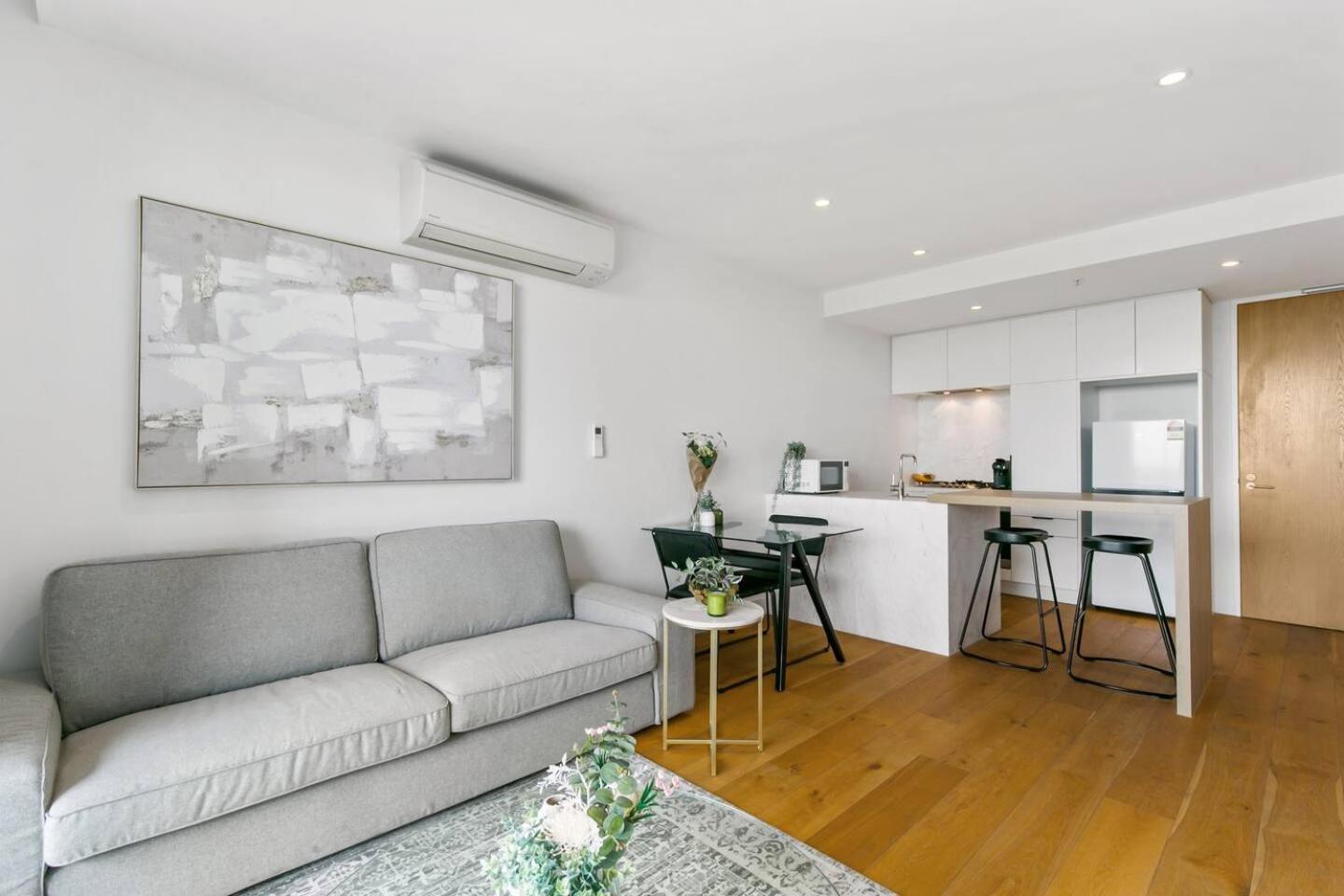 Apartment Charm Located In The Heart Of Ivanhoe *