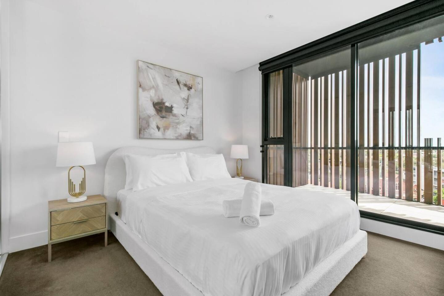 Apartment Charm Located In The Heart Of Ivanhoe *