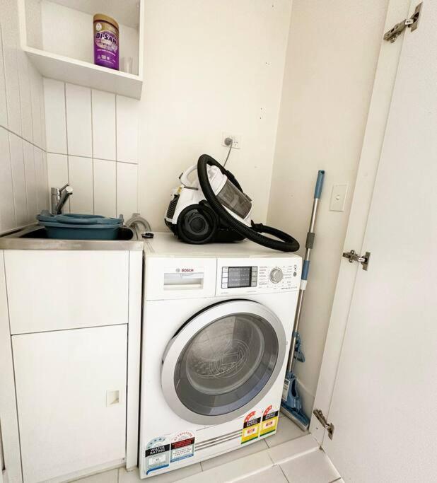 Es2410-2bed 2bath Vision With Balcony, Pool & Gym Apartment Melbourne
