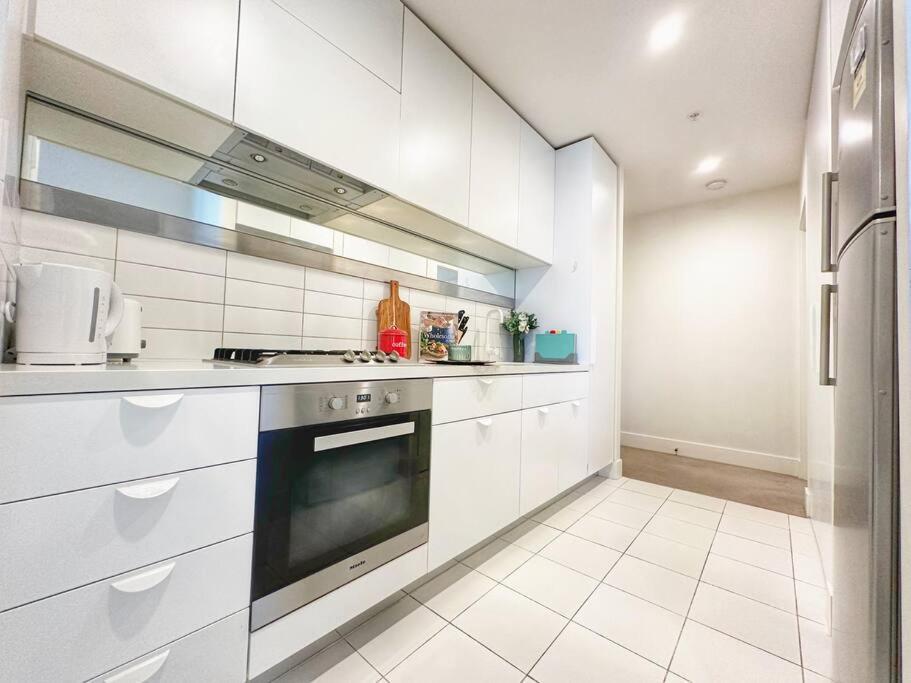 Es2410-2bed 2bath Vision With Balcony, Pool & Gym Melbourne