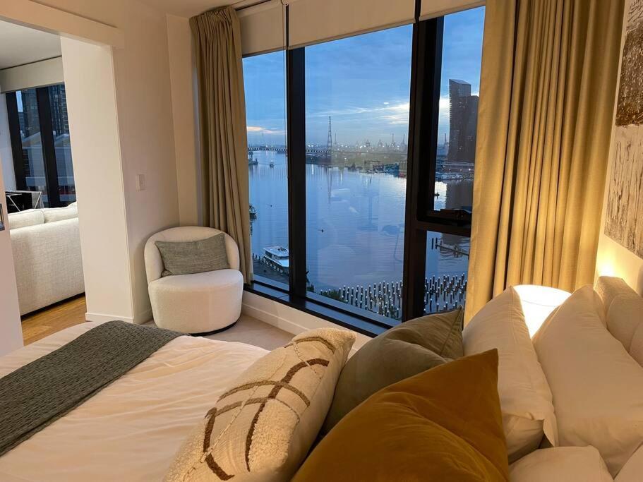 Breathtaking Harbour Views Apartment Melbourne