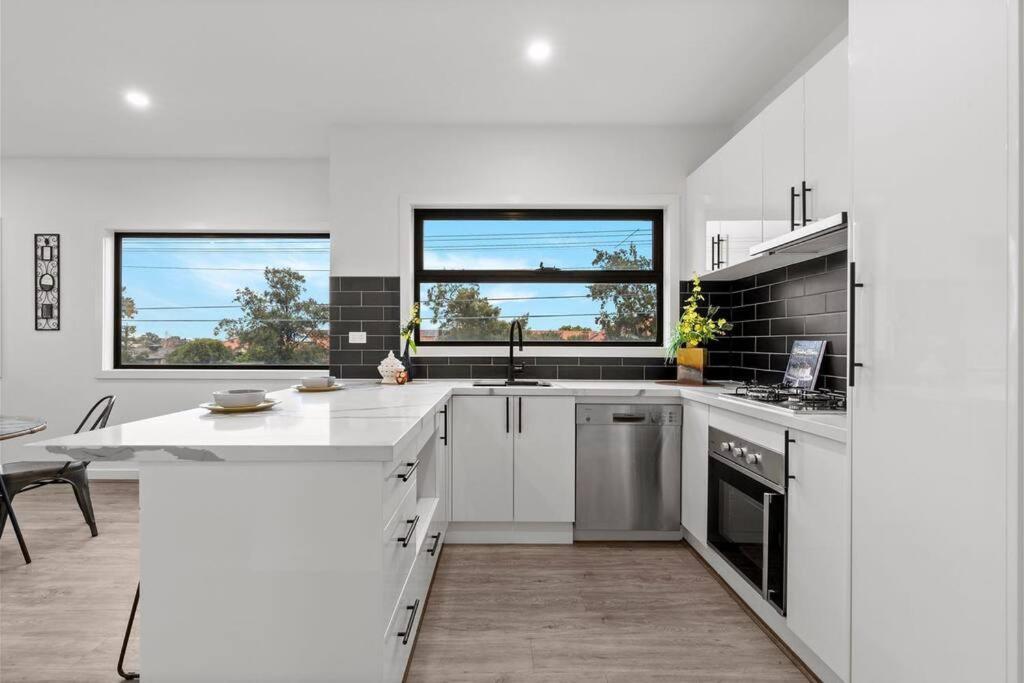 Long-term Stays-2br Townhouse On Bell Street, Preston, & Near Tram, Pets Welcome *