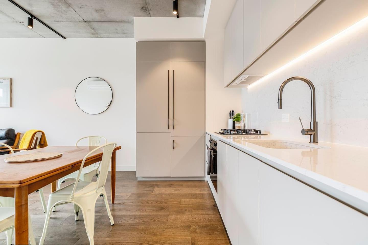 Concrete Junction - Sunny, Industrial Balcony Haven Apartment *