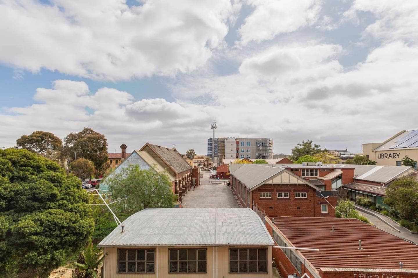 Concrete Junction - Sunny, Industrial Balcony Haven Apartment Melbourne