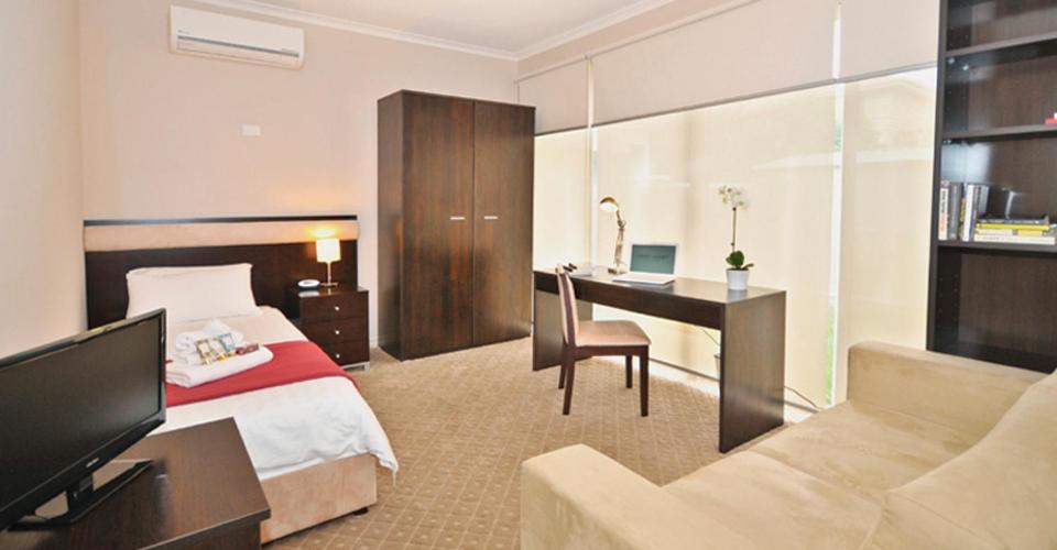 6p - Large Premium In Shared Space In Brunswick! *