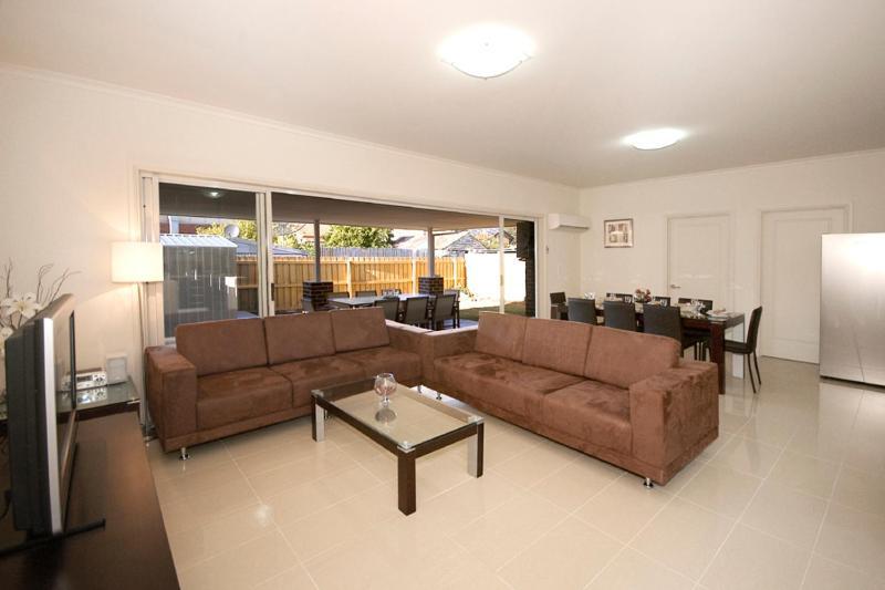 6p - Large Premium In Shared Space In Brunswick!