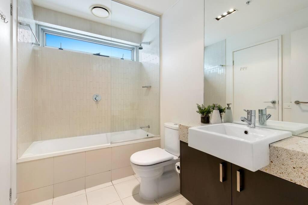 2br 2ba Cbd Retreat-best Location - 1 Car Space Apartment