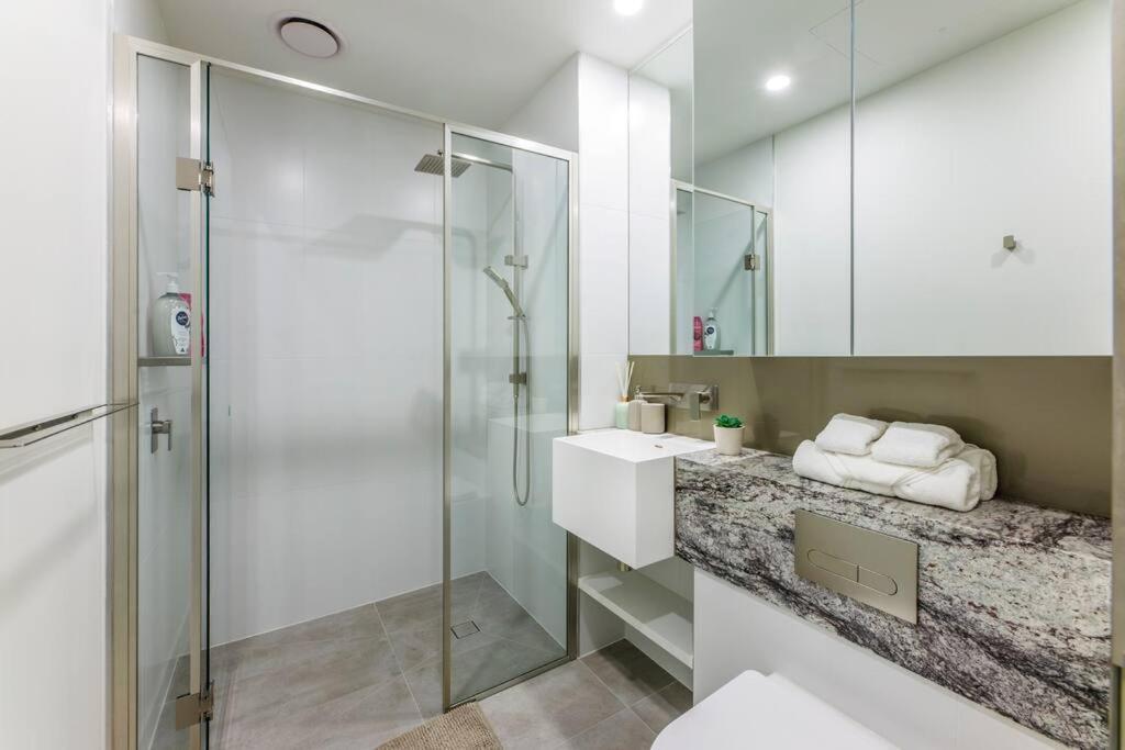 Sky Rise View And Outdoor Jacuzzi Cozy *