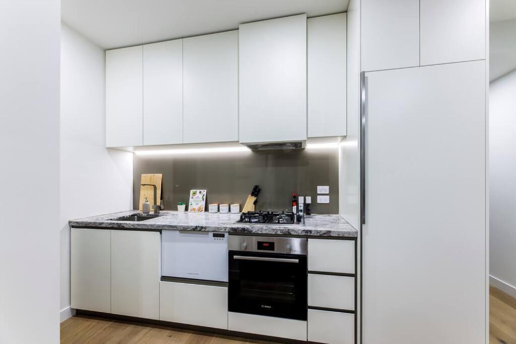 Sky Rise View And Outdoor Jacuzzi Cozy * Melbourne