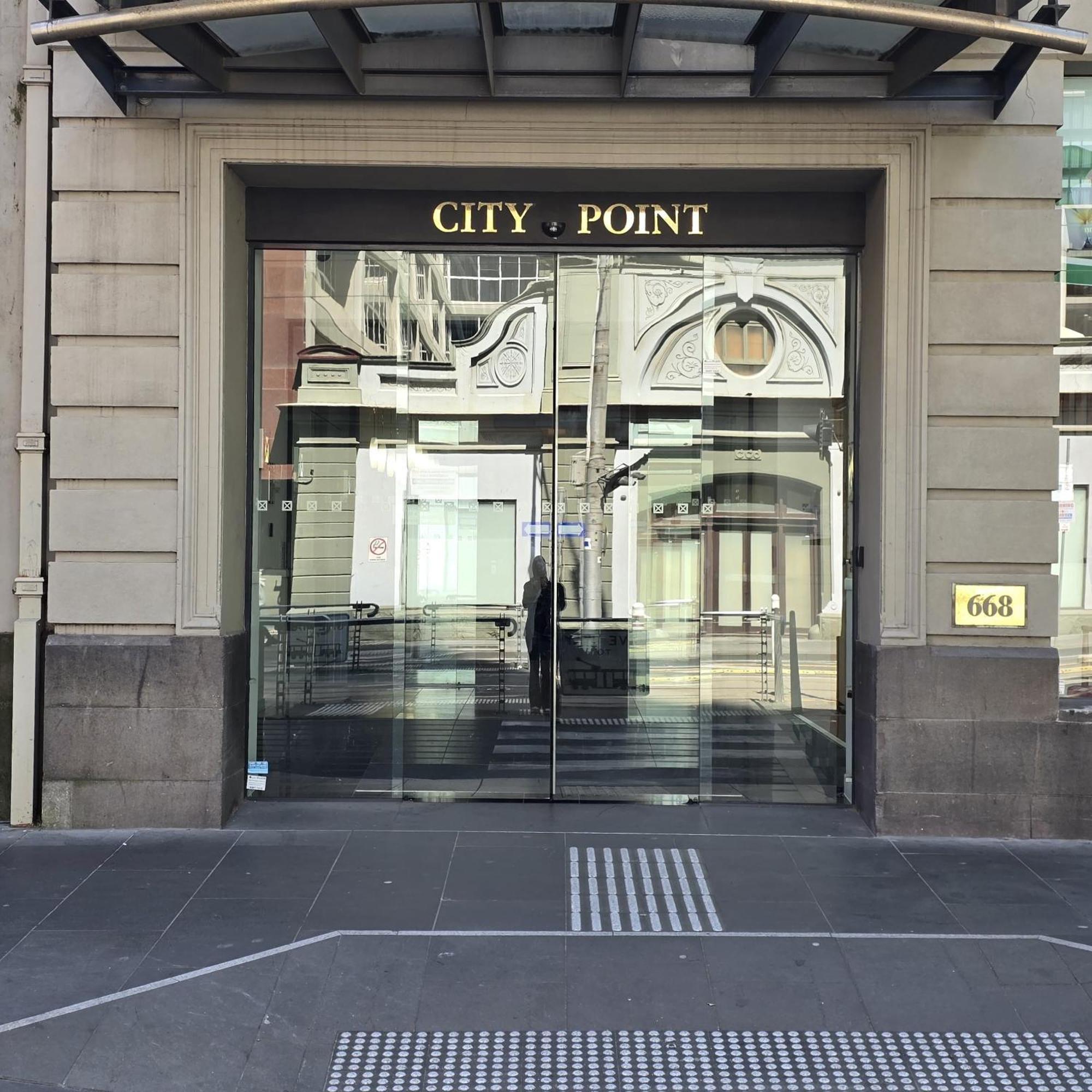 Luxuriq On Bourke *