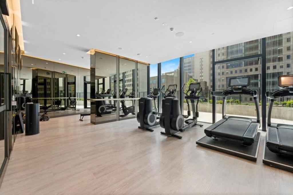 Sky Rise View And Outdoor Jacuzzi Cozy * Melbourne