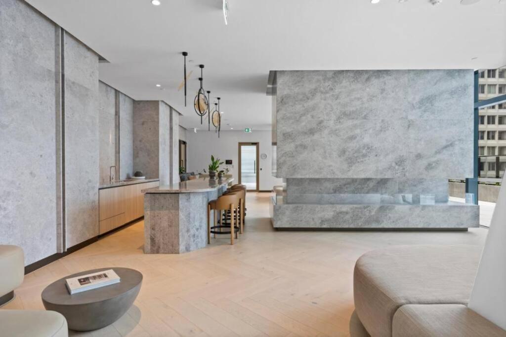 Sky Rise View And Outdoor Jacuzzi Cozy