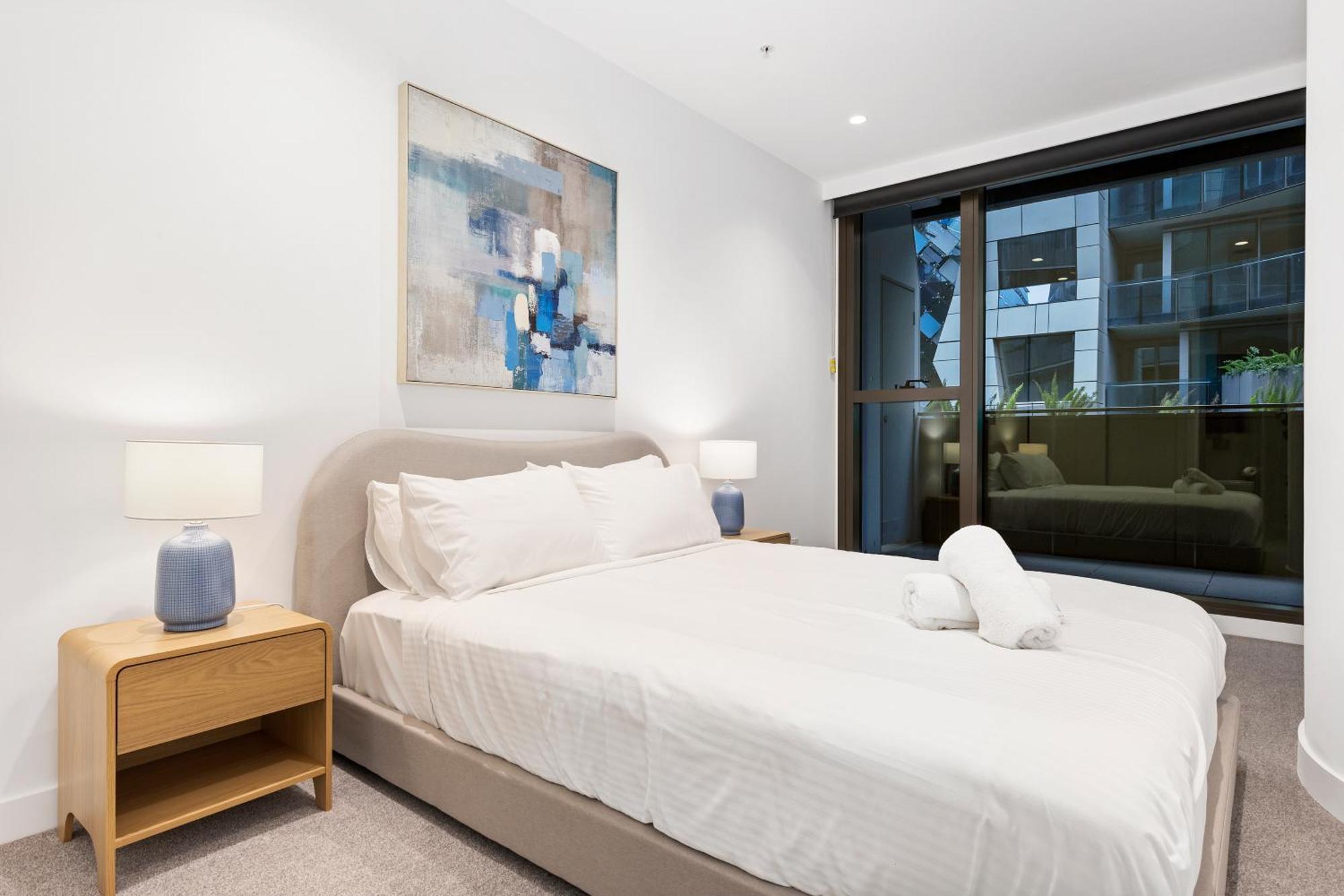 Apartment Stylish & Modern In West Side Place W Balcony