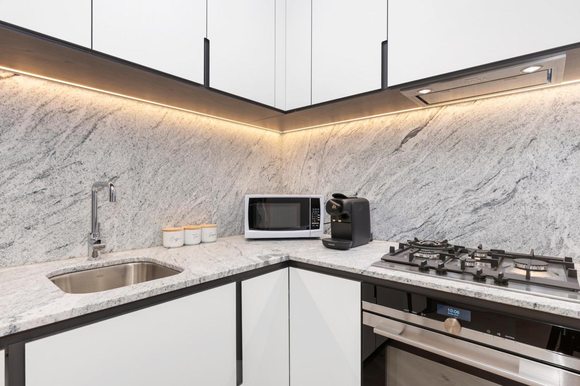 Apartment Stylish & Modern In West Side Place W Balcony
