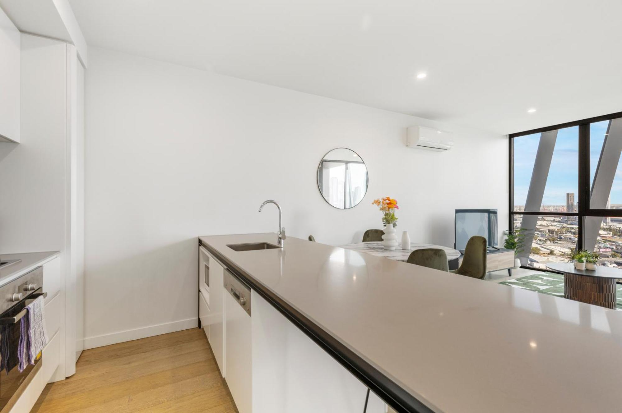 Stylish & W Stunning Views & Balcony Melbourne