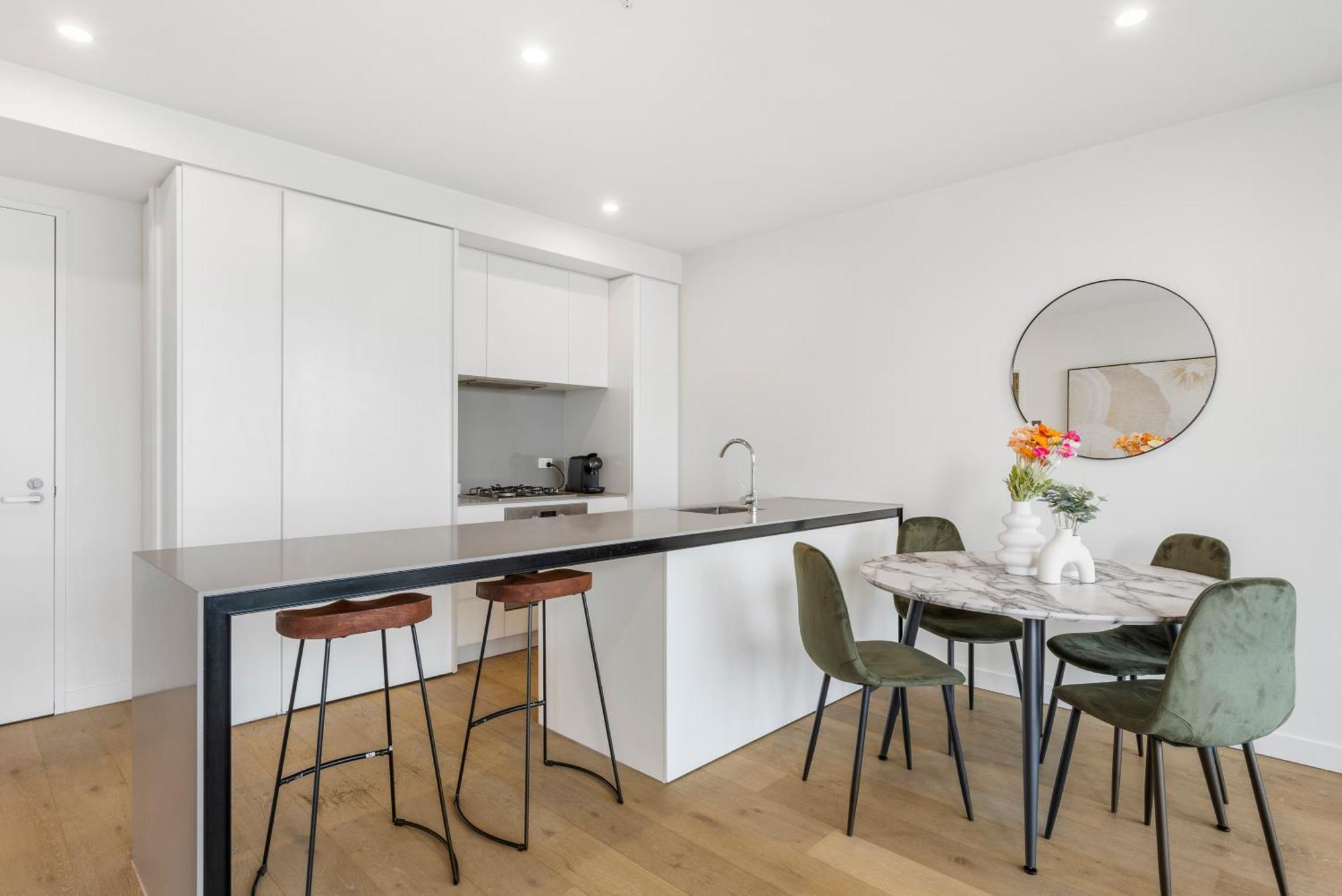 Stylish & W Stunning Views & Balcony Apartment