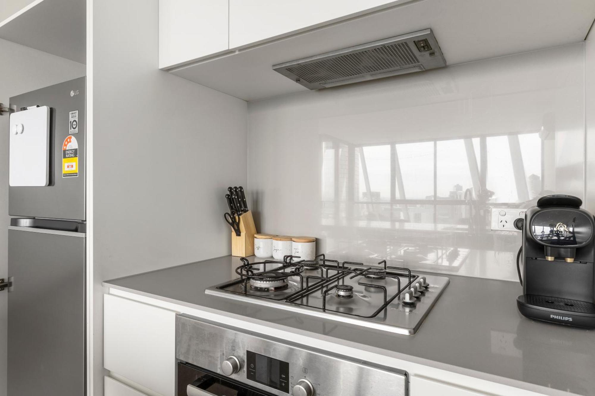 Stylish & W Stunning Views & Balcony Apartment Melbourne