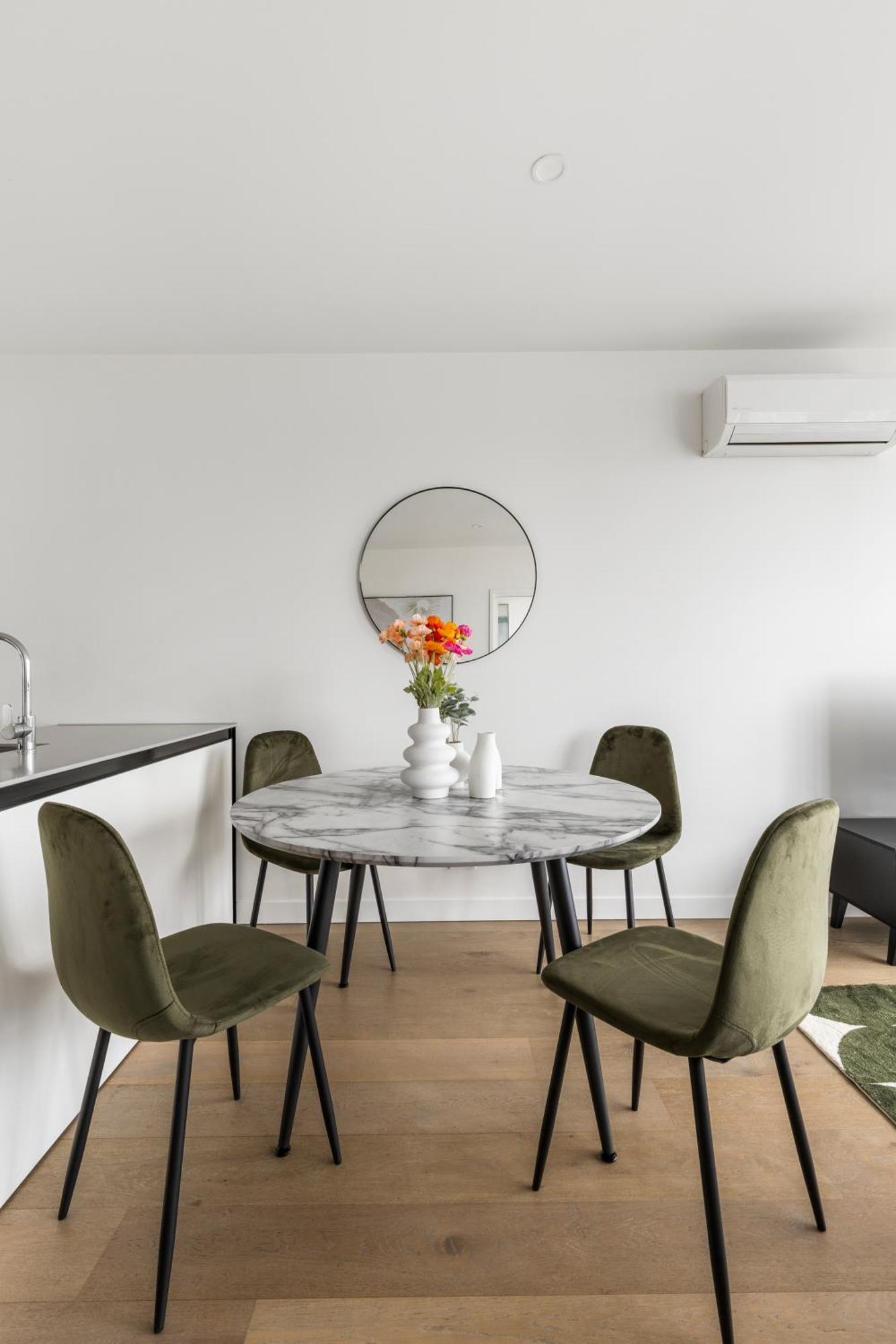 Stylish & W Stunning Views & Balcony Apartment