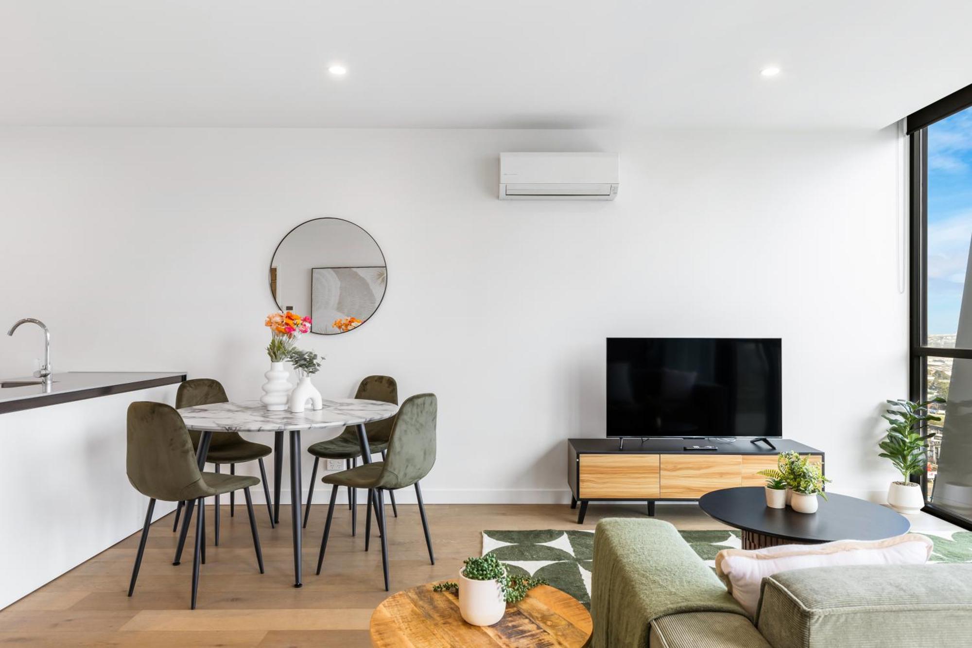 Stylish & W Stunning Views & Balcony Melbourne