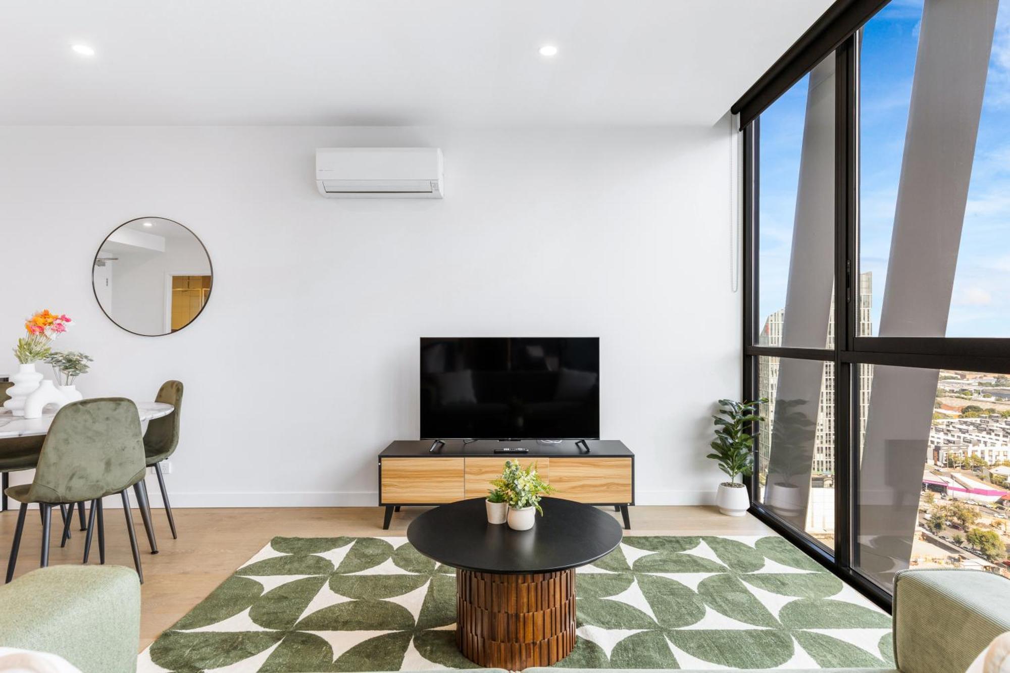 Stylish & W Stunning Views & Balcony