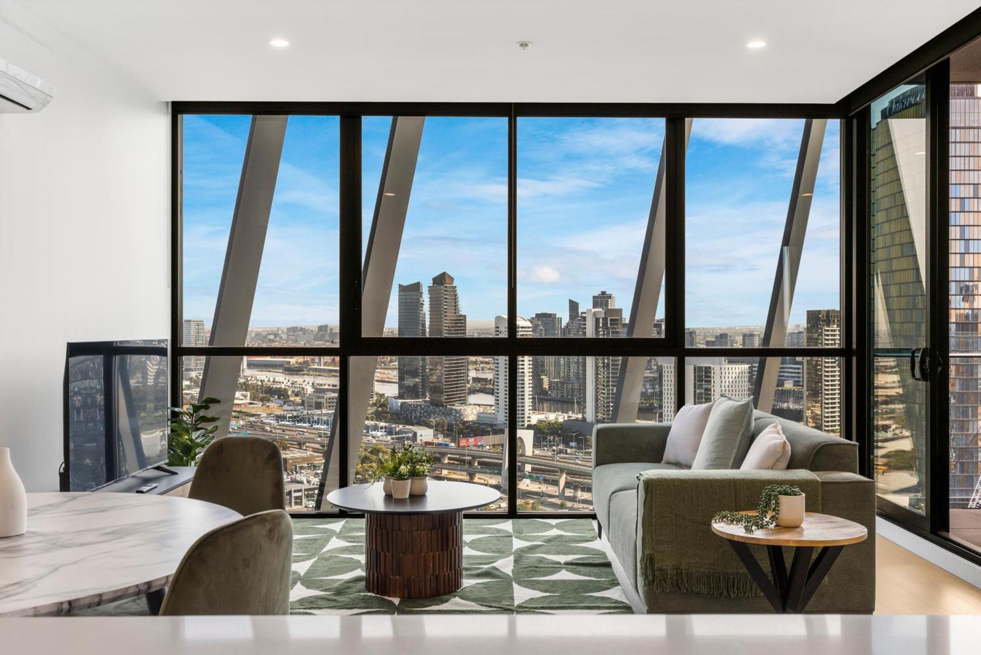 Stylish & W Stunning Views & Balcony Apartment *