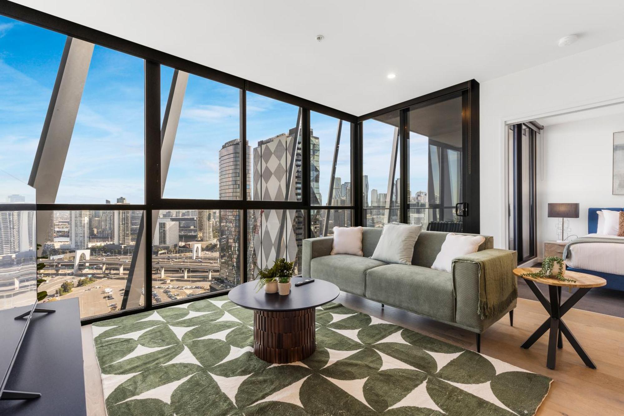 Stylish & W Stunning Views & Balcony *