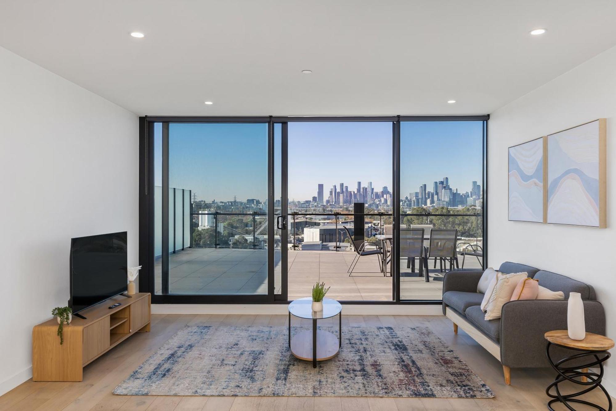 Stunning River & Views And Huge Balcony! *