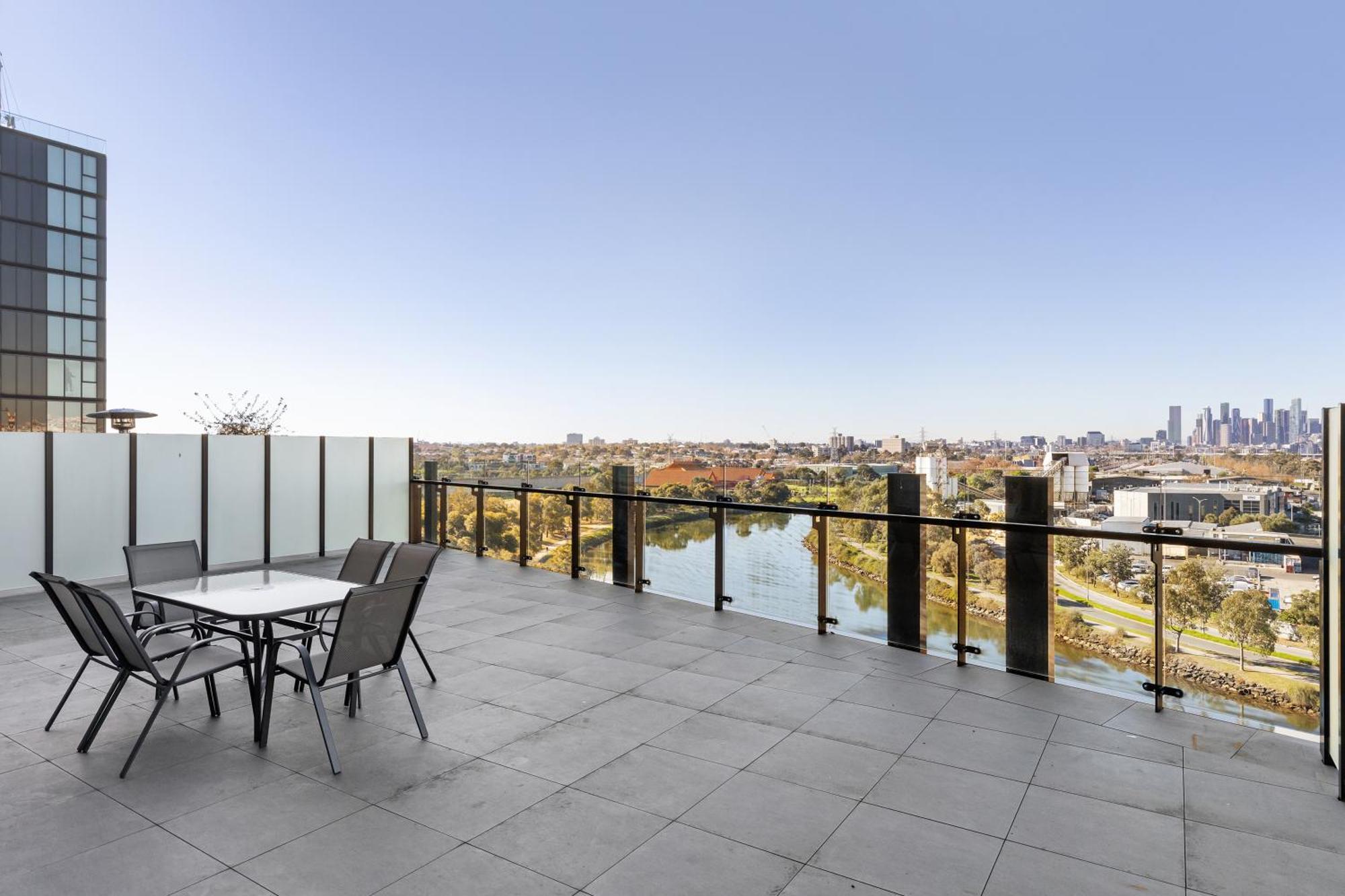Stunning River & Views And Huge Balcony! Apartment