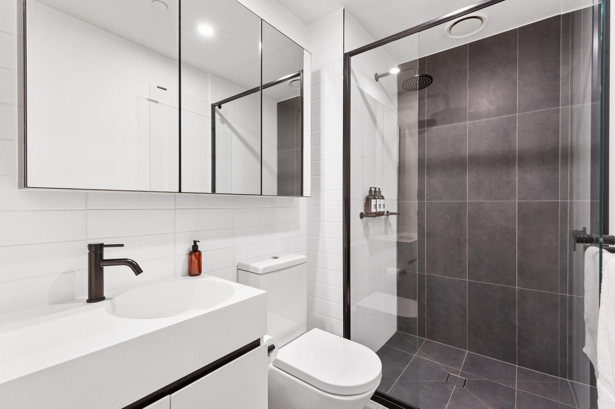 Stunning River & Views And Huge Balcony! Melbourne