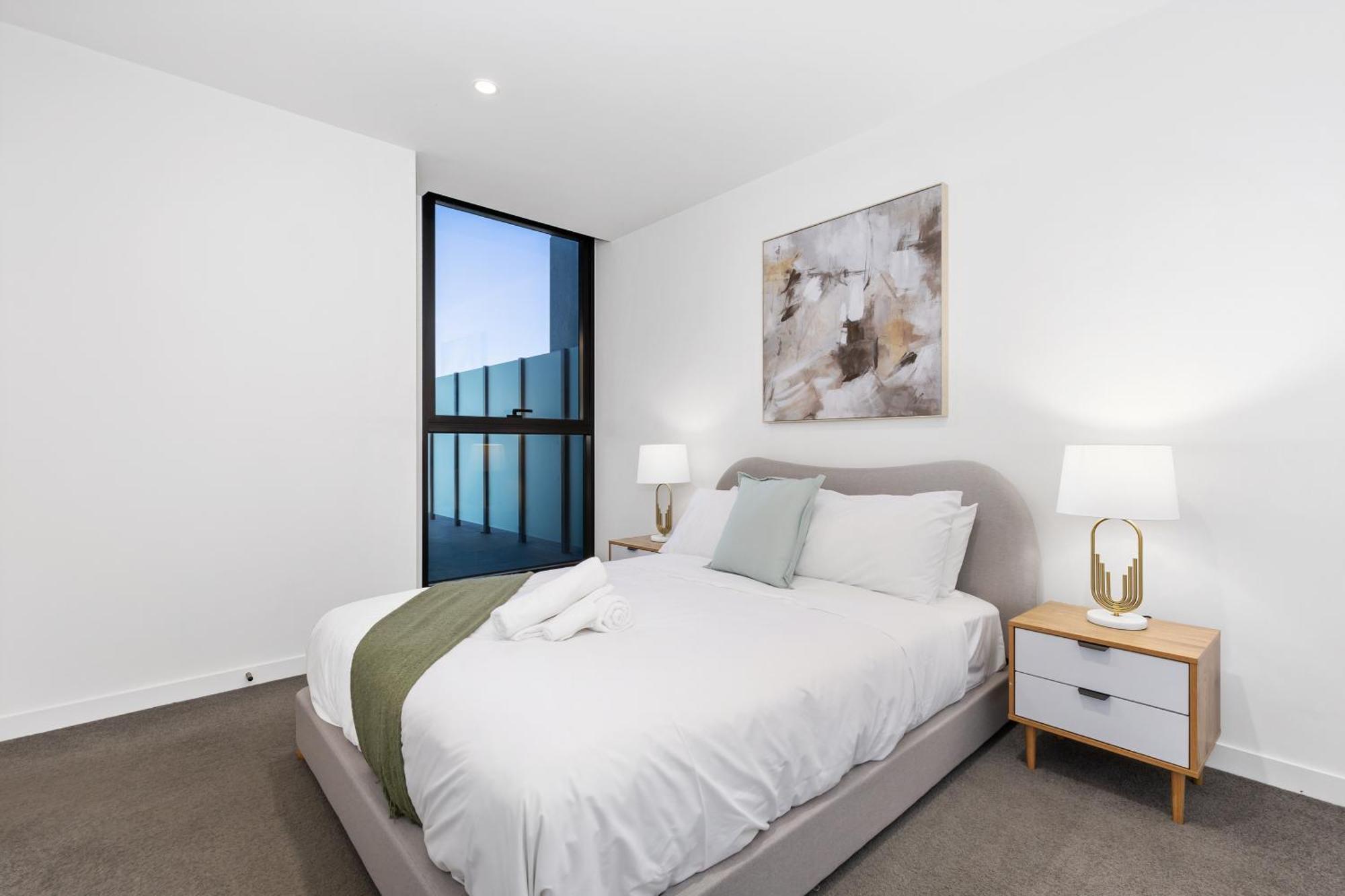 Stunning River & Views And Huge Balcony! Apartment