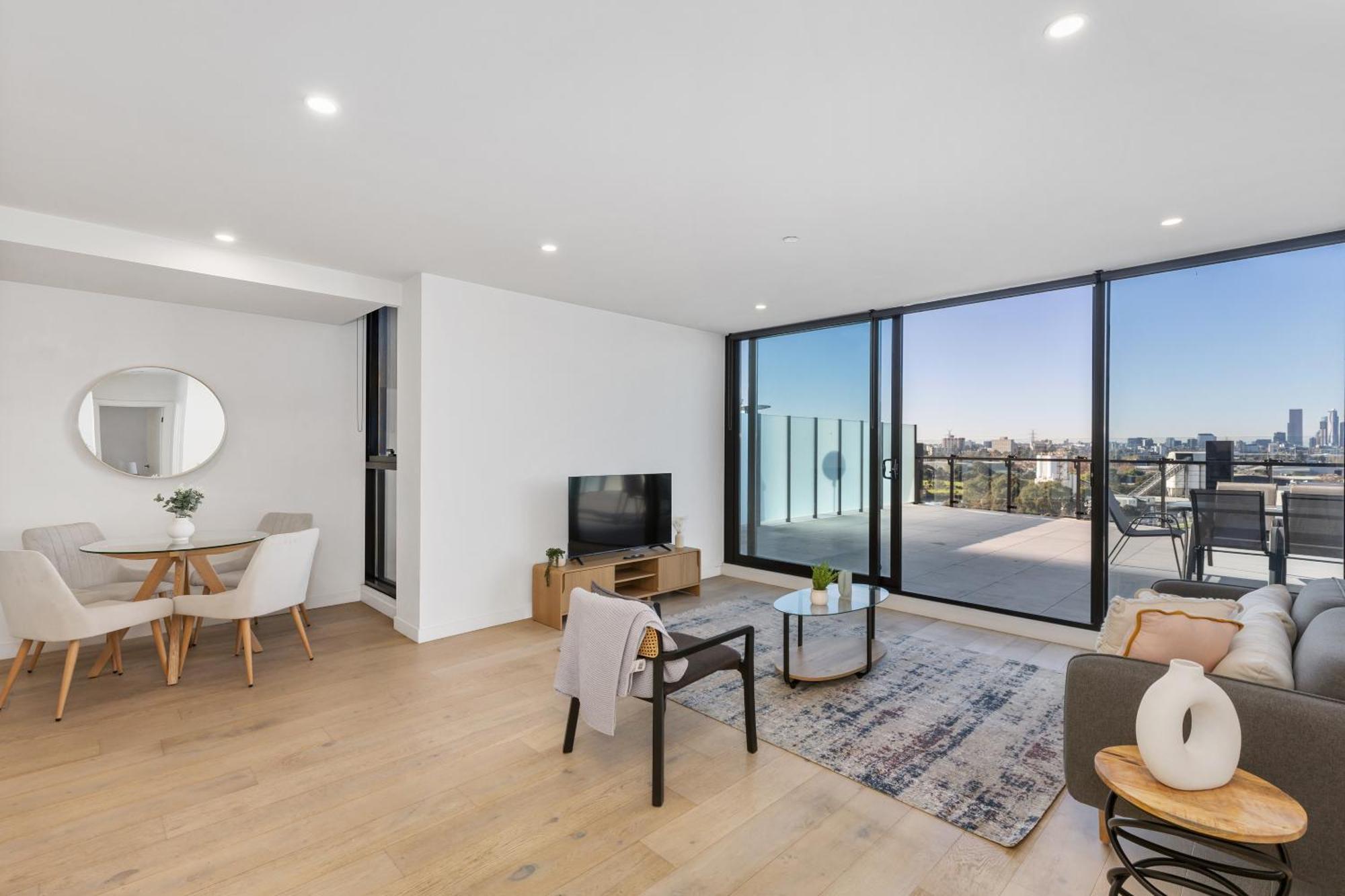 Apartment Stunning River & Views And Huge Balcony!