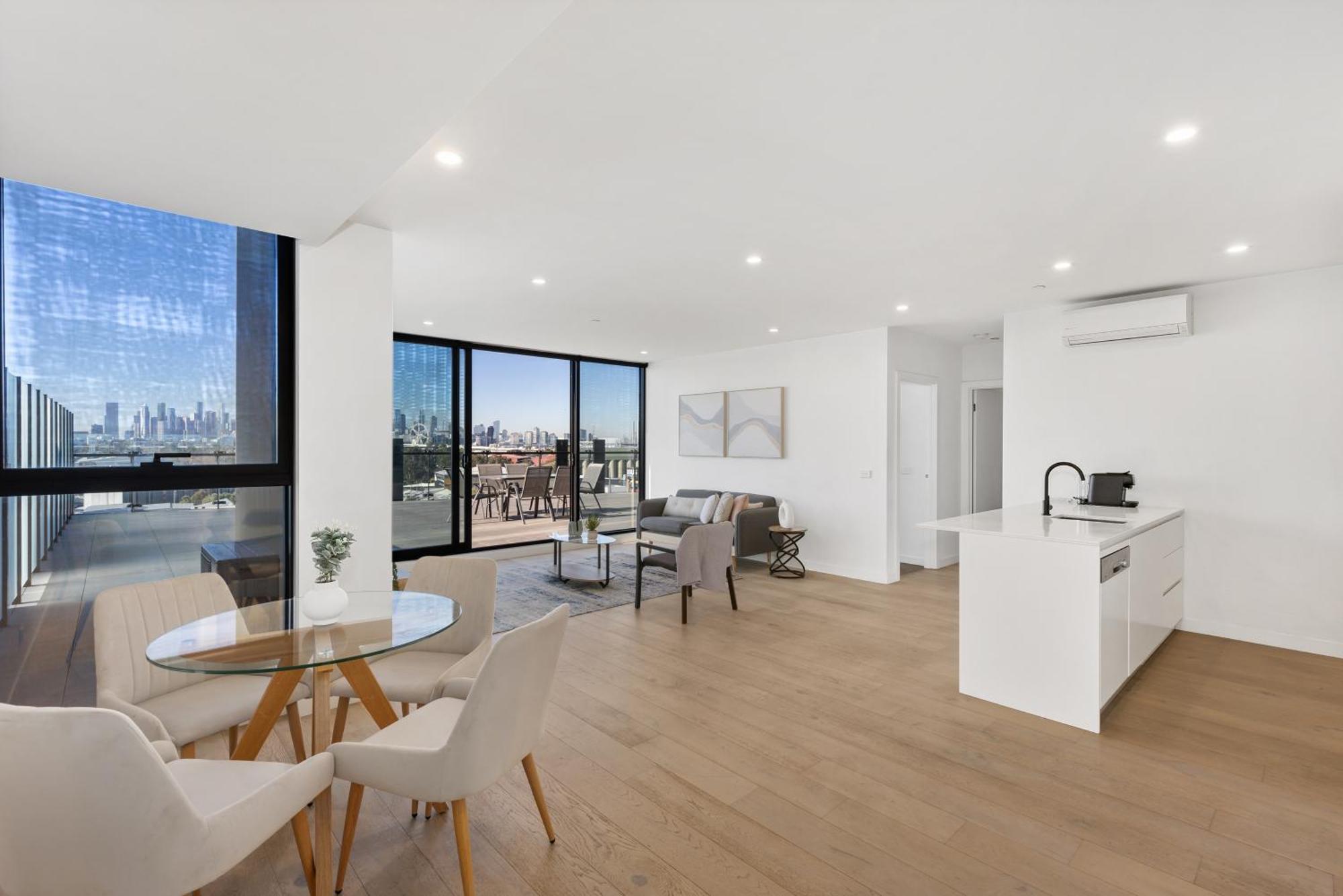 Stunning River & Views And Huge Balcony! *