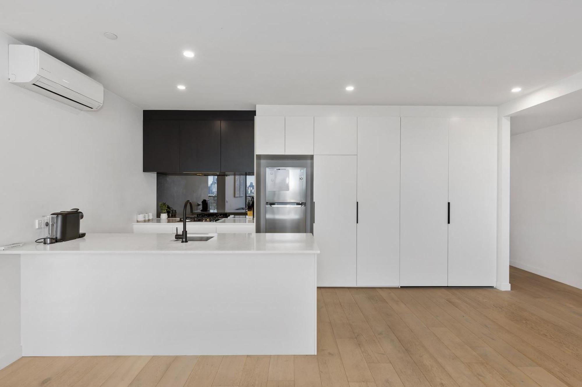 Stunning River & Views And Huge Balcony! Melbourne