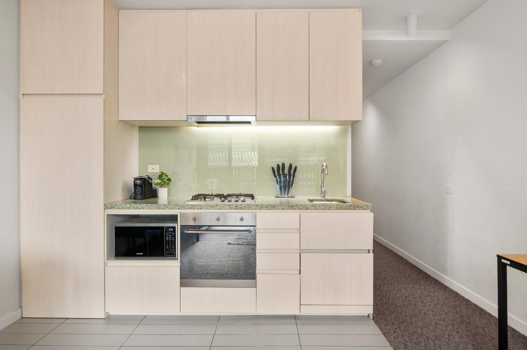 Cozy 1 Bedroom At Marvel Stadium With Rooftop Pool And Gym Apartment