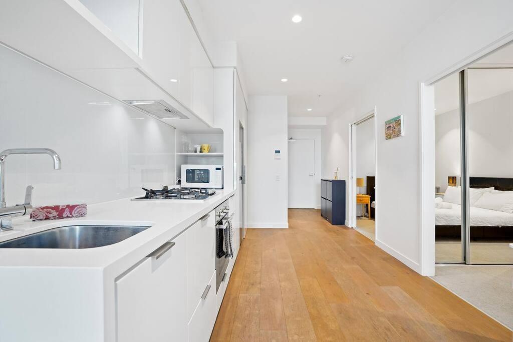 Modern & Stunning In Cbd-close To Everything 2b1b Melbourne