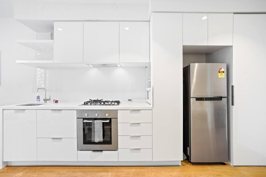 Modern & Stunning In Cbd-close To Everything 2b1b Melbourne