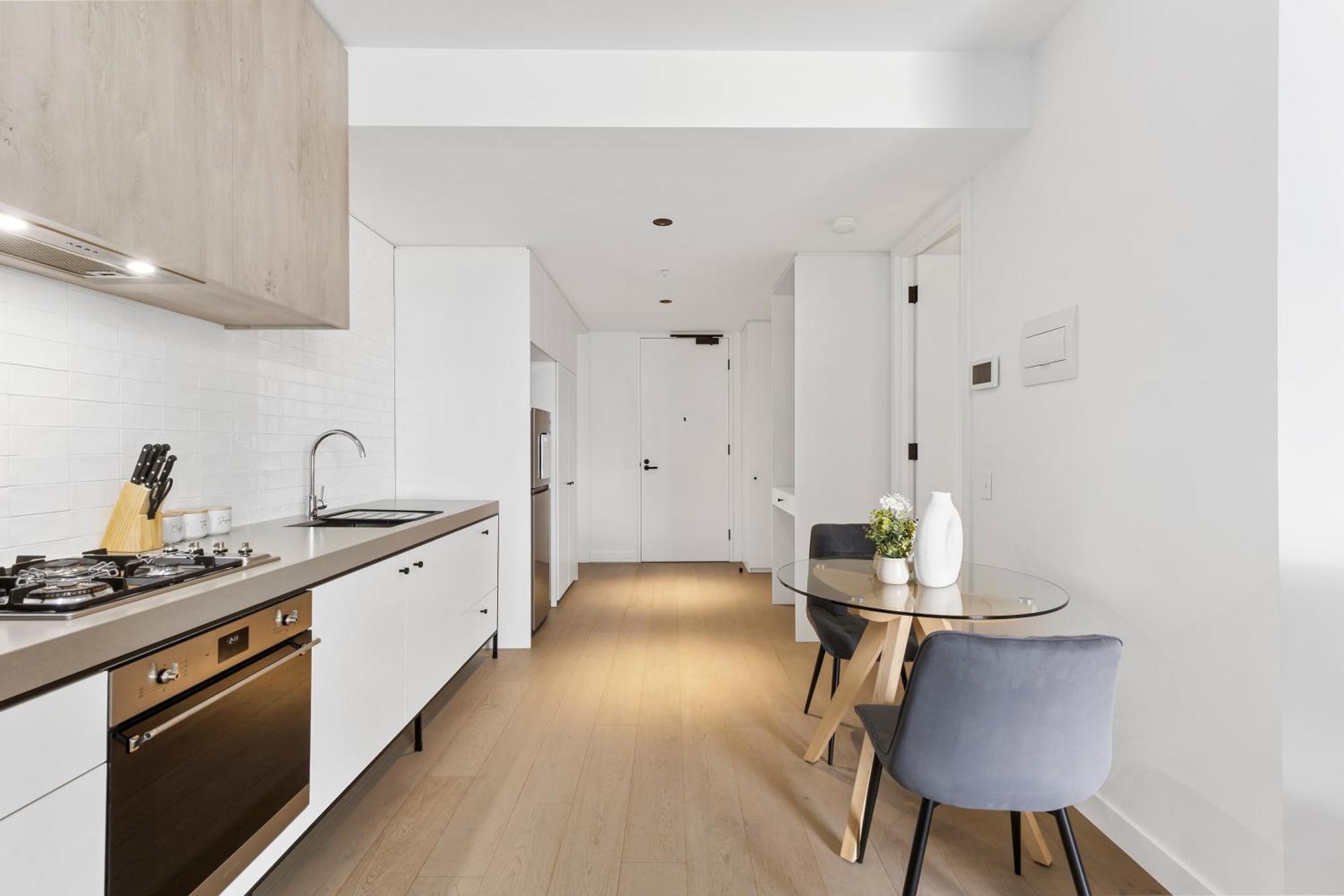 Modern & Stylish 1br W Balcony, Wifi & Parking Apartment *