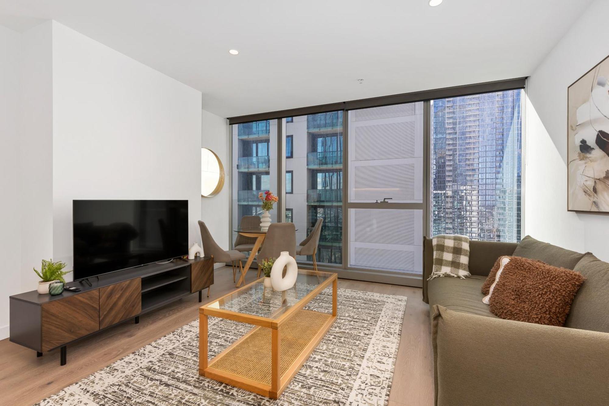 Stylish & Vibrant In Location W Gym, Pool *